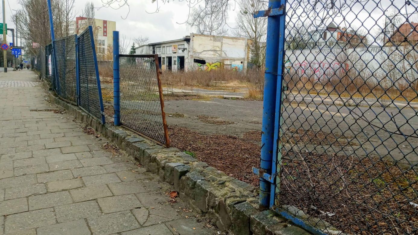 Niebezpieczny pustostan straszy w centrum Szczecina