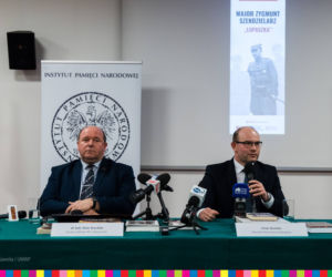 Białystok. Na wieżowcach wiszą billboardy upamiętniające Łupaszkę