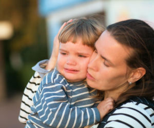 Dziecko wróciło z przedszkola zapłakane? Twoja reakcja jest kluczowa