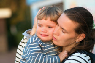 Dziecko wróciło z przedszkola zapłakane? Twoja reakcja jest kluczowa