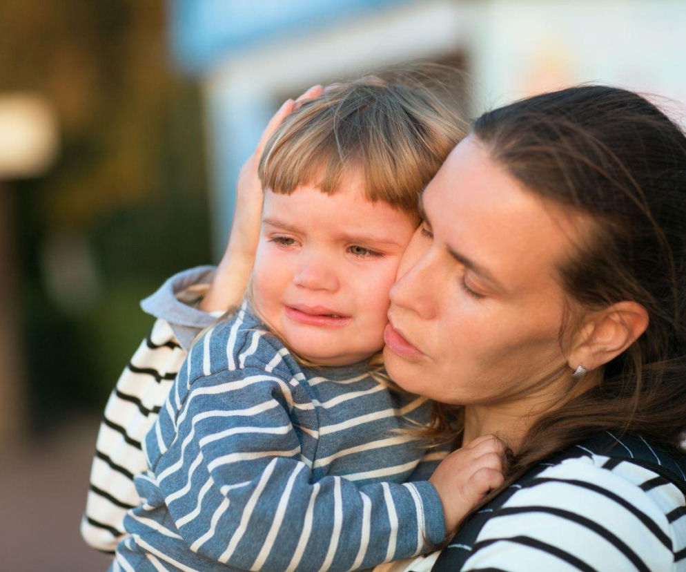 Dziecko wróciło z przedszkola zapłakane? Twoja reakcja jest kluczowa