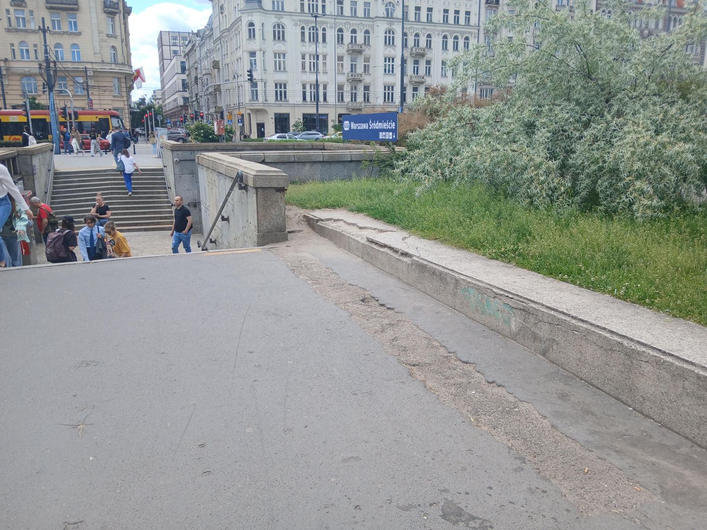Chodnik łączący Dworzec Centralny i metro Centrum w Warszawie