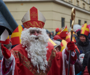 Setki Mikołajów w centrum miasta. Orszak św. Mikołaja w Lublinie