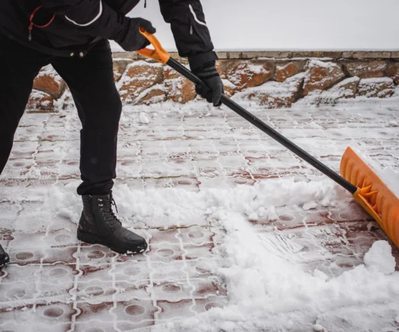 Kardiolodzy ostrzegają przed zawałem podczas odśnieżania. Zabójcze