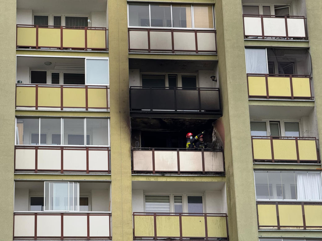 Pożar mieszkania w Warszawie! Czarny dym widać z daleka [ZDJĘCIA]