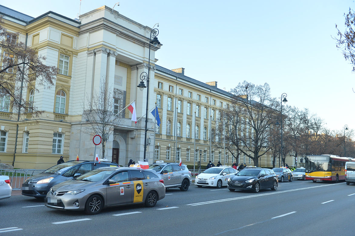 Protest taksówkarzy pod KPRM