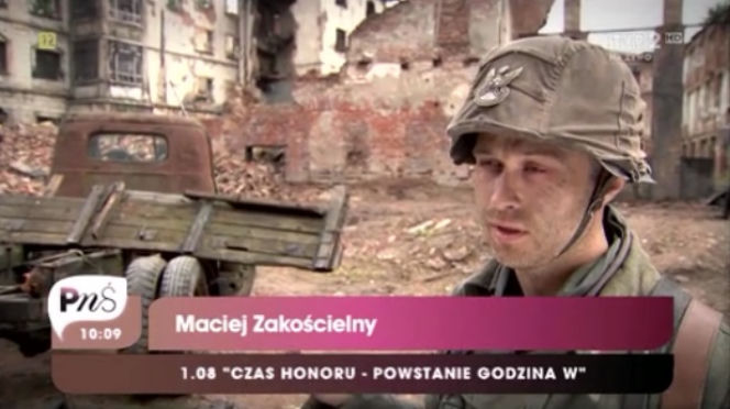 Pytanie na śniadanie na planie 7 sezonu Czasu honoru. Maciej Zakościelny