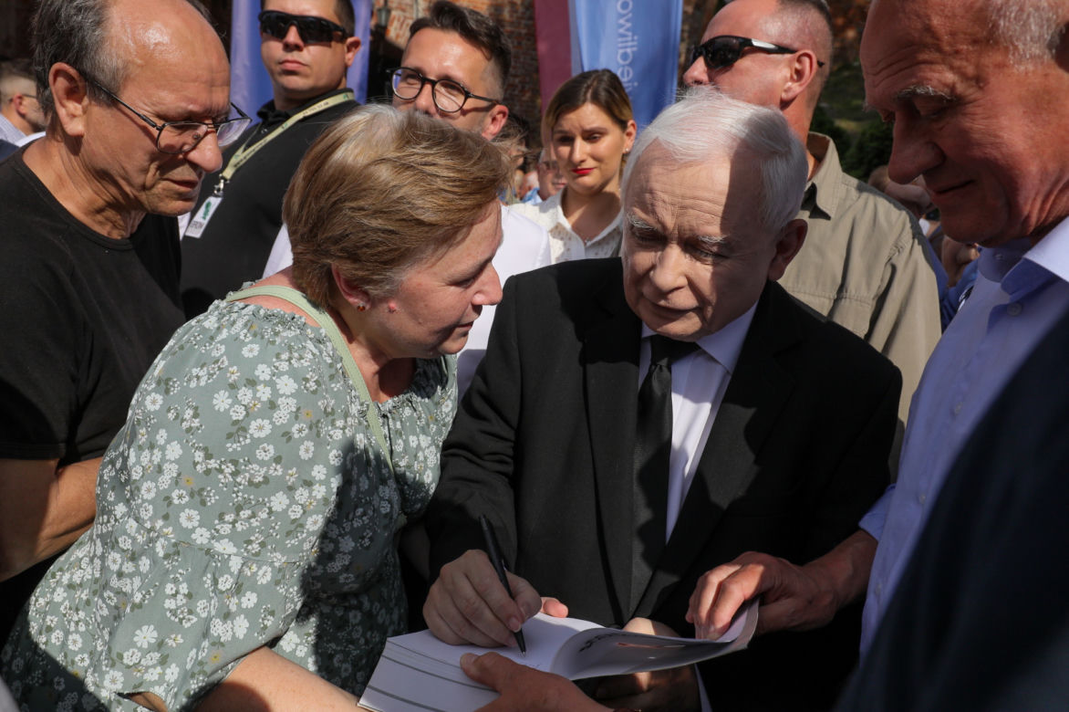 Jarosław Kaczyński z dzidziusiem na rękach ależ on go tuli 