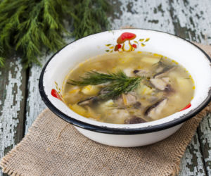 Zupa pieczarkowa: jak zrobić zupę pieczarkową na rosole?