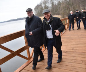 Pomost w Szczuplinach oficjalnie otwarty! Jezioro Rumian można podziwiać z drewnianej wieży [ZDJĘCIA]