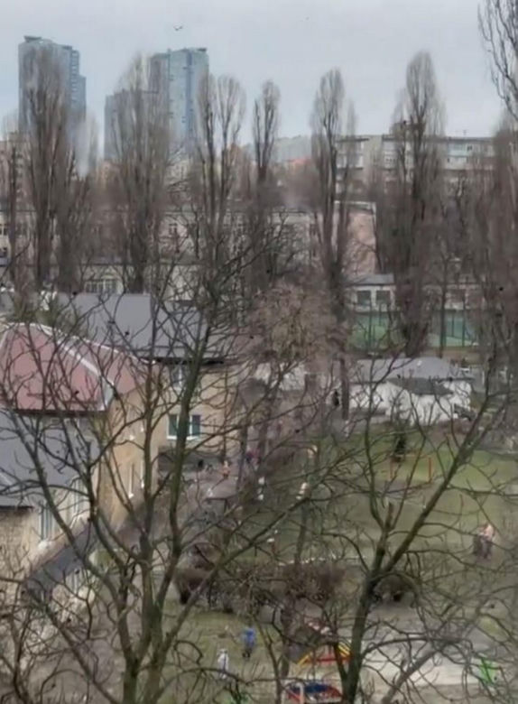 "Absolutny horror!" Zmasowany atak Rosjan na Kijów. "Przedszkolaki biegną do schronu"