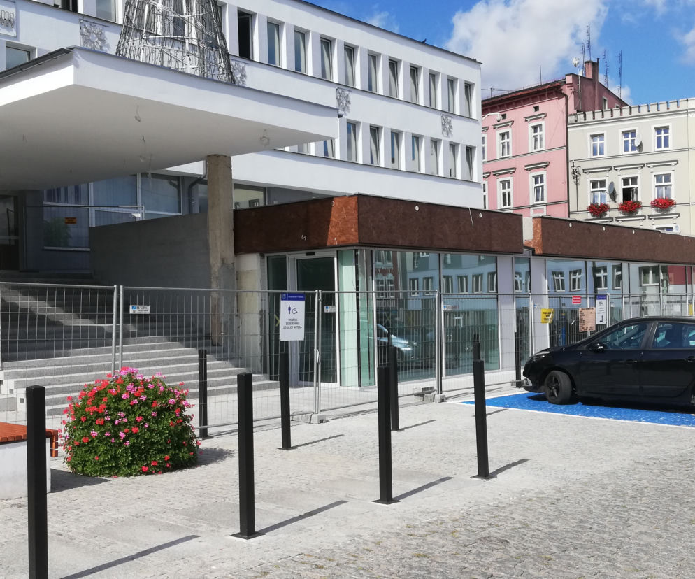 W ramach prac przebudowano główne wejście do Urzędu Miejskiego i wybudowano Galerię Wystawienniczą