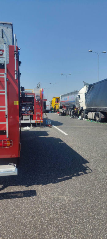 Tragiczna kraksa ciężarówek na autostradzie A4! Nie żyje kierowca