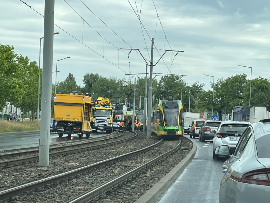 Poznań, ulica Jana Pawła II: samochód w torowisku