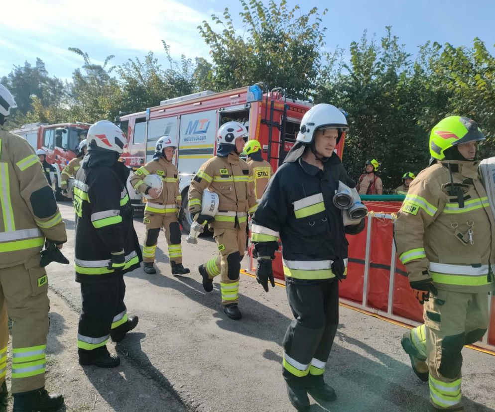 Strażacy w mundurach podczas ćwiczeń Leśny Front w powiecie łomżyńskim. O akcji przeczytasz na Eska Łomża.