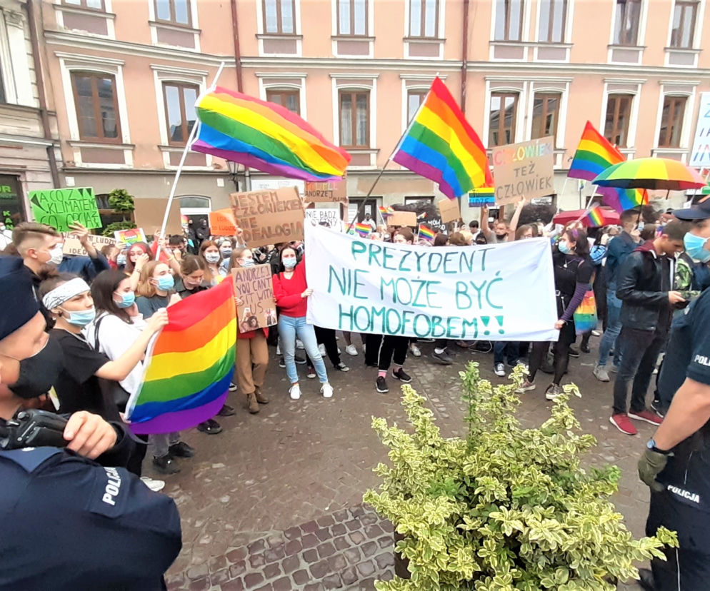 Hapenning środowisk LGBT podczas wizyty w Tarnowie Andrzeja Dudy