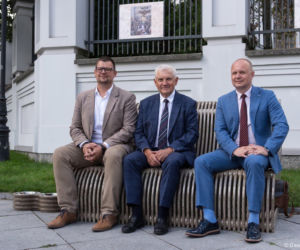 Drugie życie odpadów. W Białymstoku pojawiły się ławki kompozytowe