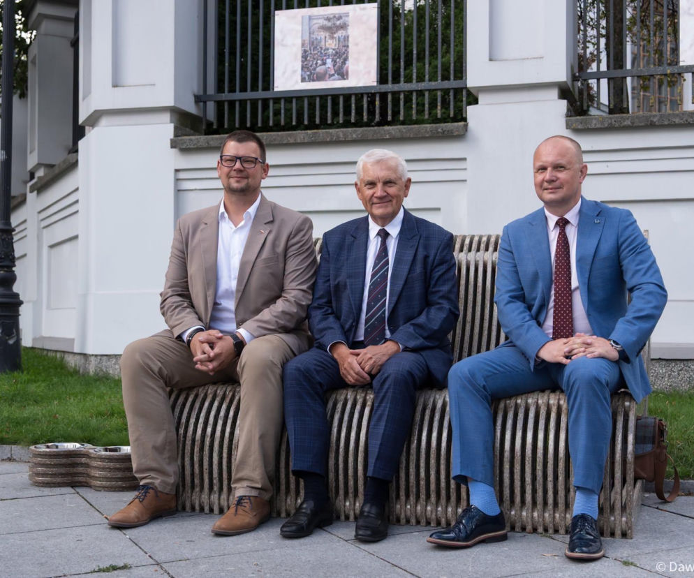 Drugie życie odpadów. W Białymstoku pojawiły się ławki kompozytowe