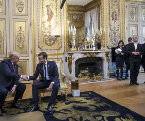 Święto pokoju w Paryżu. Trump w żelaznym uścisku Macrona.