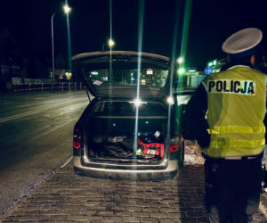 Ostrów. 18-latek za kierownicą. Pasażer w bagażniku!