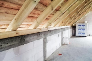 Ocieplenie poddasza – czy styropian sprawdzi się lepiej niż wełna? Jaka grubość styropianu do ocieplenia poddasza?