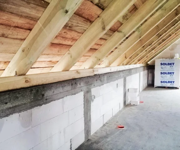 Ocieplenie poddasza styropianem – kiedy się sprawdzi i jak uniknąć błędów