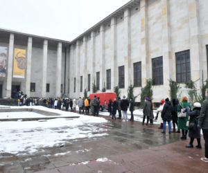 Gigantyczna kolejka do Muzeum Narodowego w Warszawie