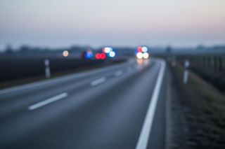 Wypadek na Dolnym Śląsku. Kobieta wypadła z samochodu, co dalej?