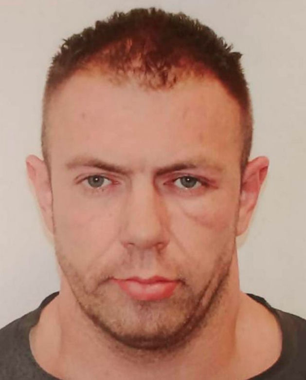 Pobił policjantów i zbiegł z konwoju w PIasecznie. To jego ściga policja