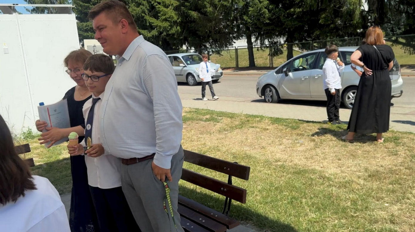 "Każdy powinien być doceniony za ciężką pracę". Szczebrzeszyn nagradza uczniów. Za czerwony pasek czekają darmowe lody
