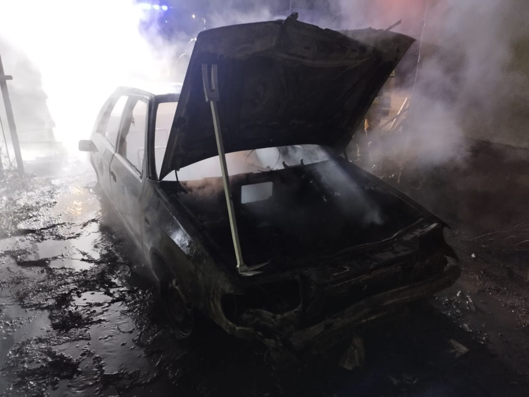 Nocny pożar w Mogilnie. Auto spłonęło doszczętnie [ZDJĘCIA]