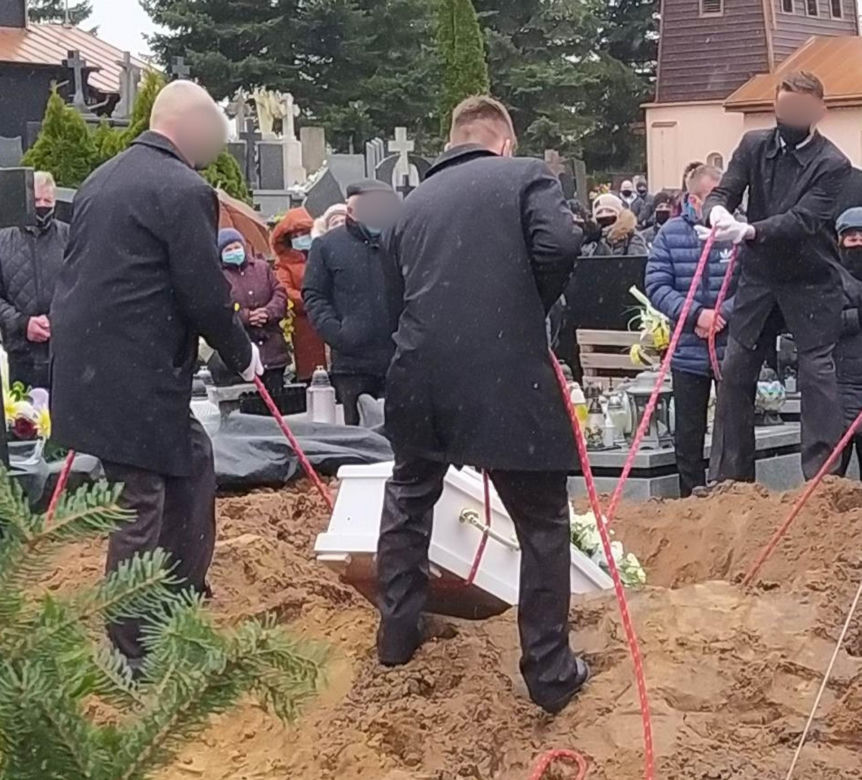 Pożar wybuchł w nocy. Ogień i dym odcięły drogę ucieczki czteroosobowej rodzinie
