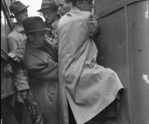 Kraków. Pasażerowie usiłują wsiąść do przepełnionego tramwaju, 1941