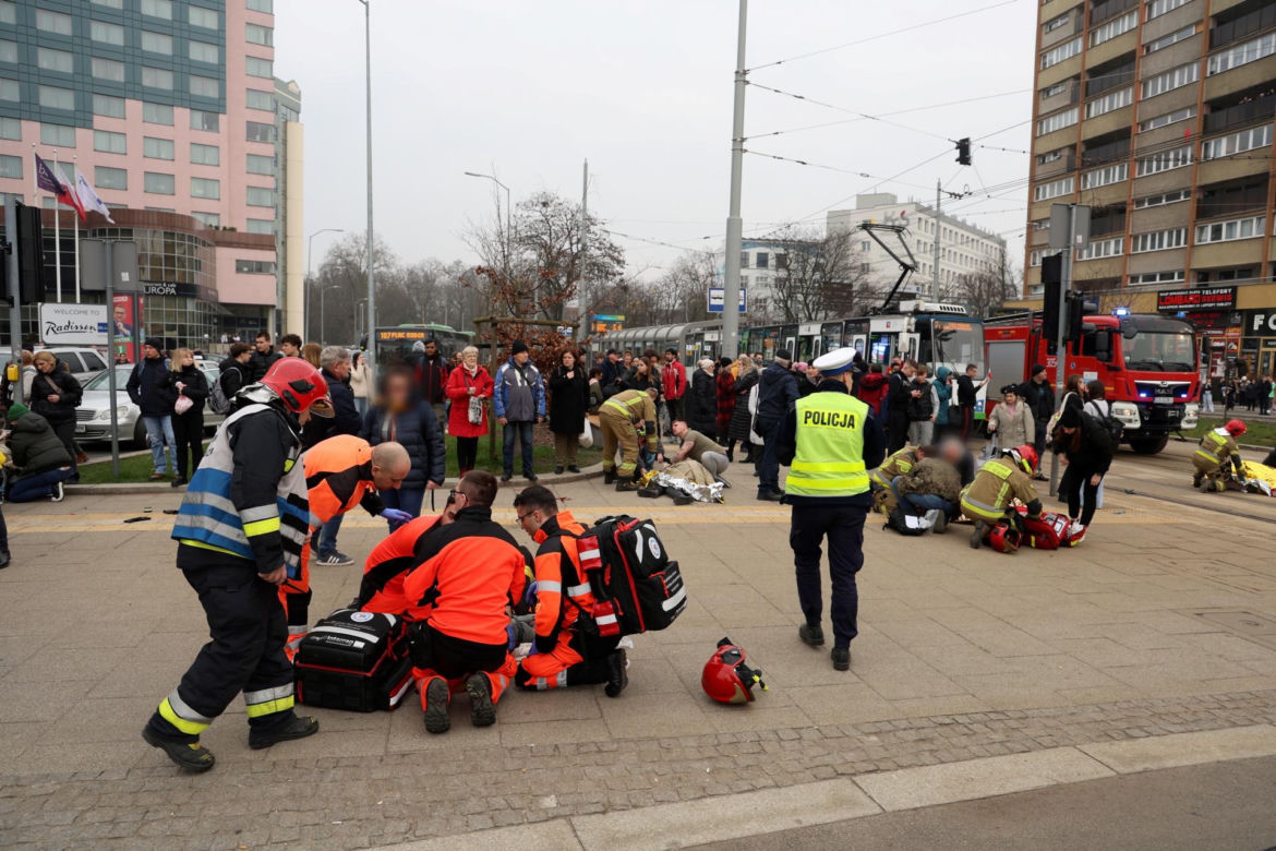 W Szczecinie kierowca rozpędzonym samochodem wpadł w pieszych