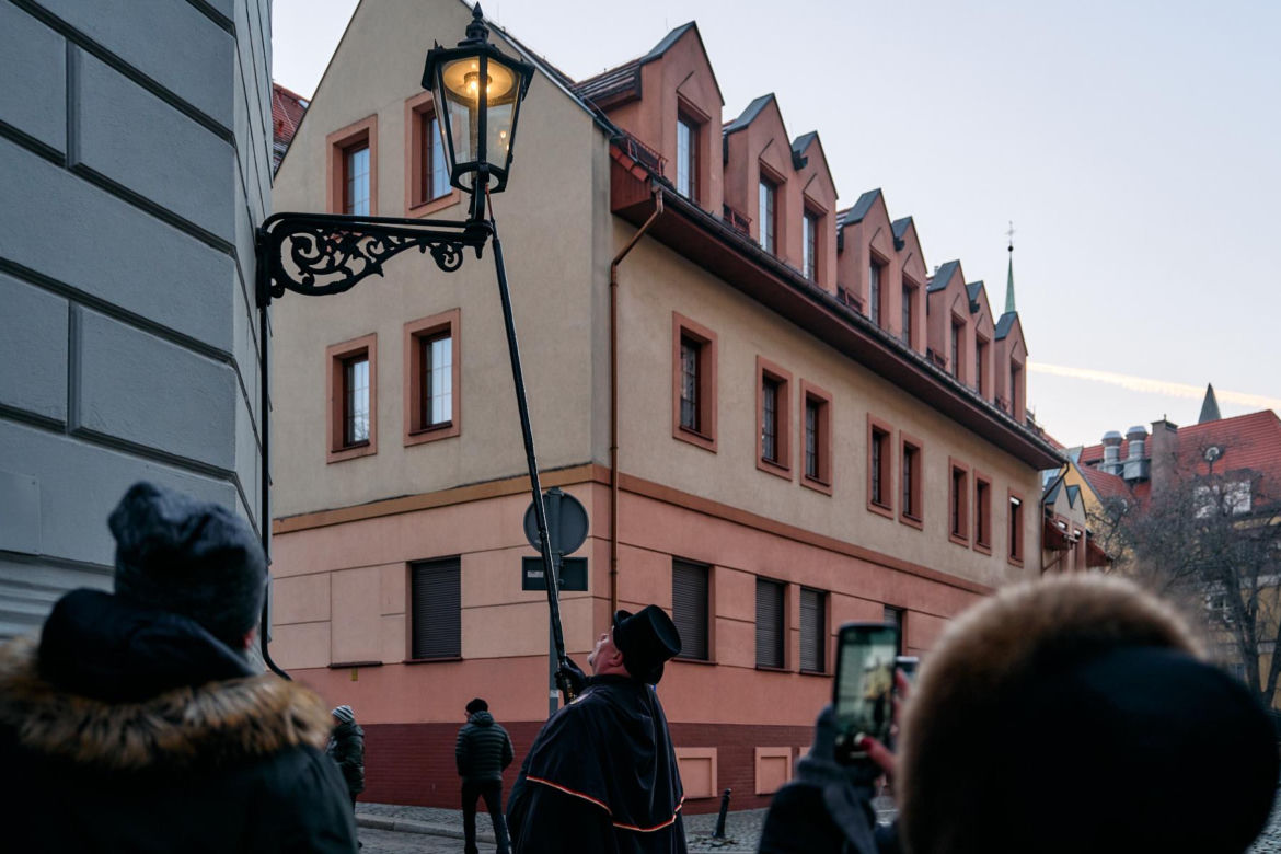 Wrocławski latarnik zapala 99 lamp gazowych