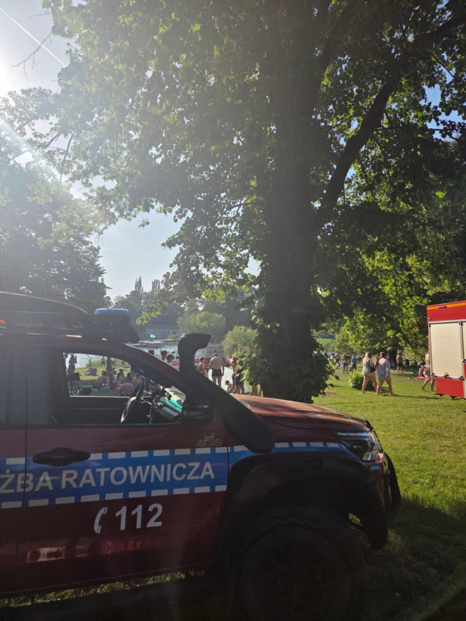 Przerażające sceny we Wrocławiu. Szukali jej pod wodą, tworząc łańcuch życia