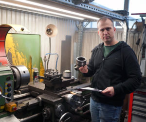 Uzbrojeni funkcjonariusze wtargnęli o świcie. YouTuber skuty przy płaczących dzieciach