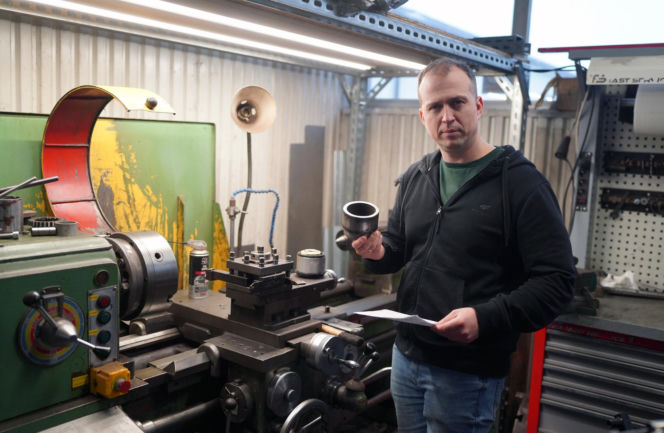 Uzbrojeni funkcjonariusze wtargnęli o świcie. YouTuber skuty przy płaczących dzieciach