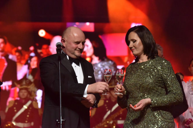 XIV Marszałkowski Bal Dobroczynny w CKK Jordanki. Zdjęcia ze środka. Efektowne kreacje VIP-ów