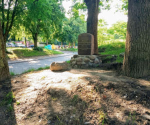 Zabytkowy pomnik na Pomorzanach wrócił na cokół po kilkudziesięciu latach