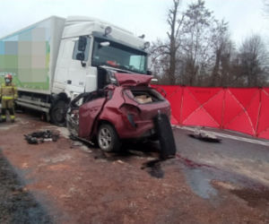 Drogowa masakra pod Siedlcami. Kierowca fiata zmiażdżony pod chłodnią 