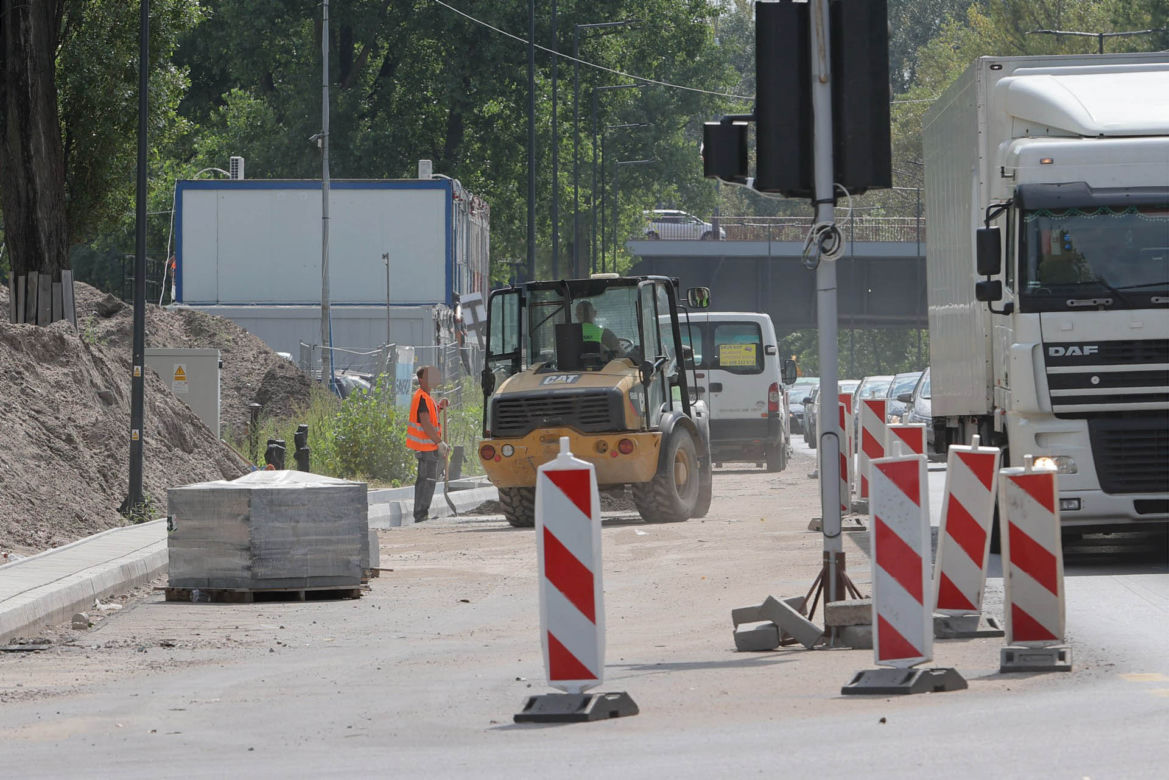Przebudowa Wybrzeża Helskiego. Robotnicy bimbają na budowie