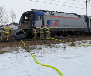 Pociąg i auto są w ogniu! Horror na przejeździe kolejowym pod Warszawą