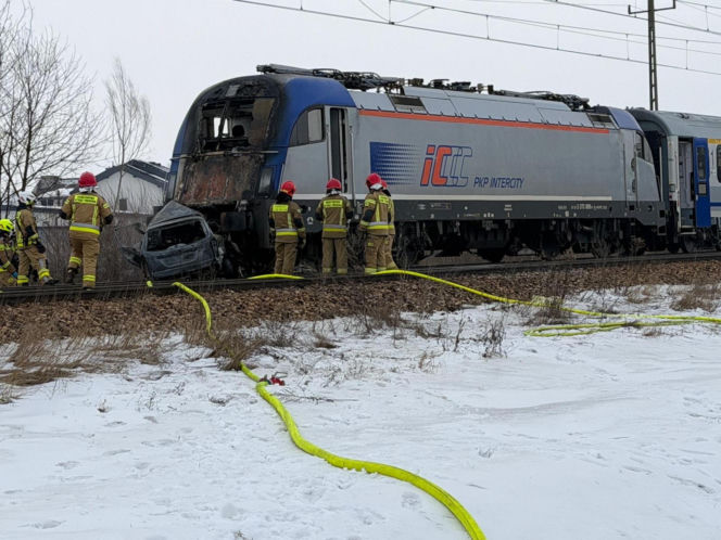 Pociąg i auto są w ogniu! Horror na przejeździe kolejowym pod Warszawą