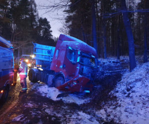 Tragedia na drodze Starachowice Rzepin. Nie żyje 34-letnia kobieta.