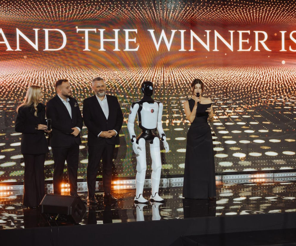 Paulina Kosiniak-Kamysz przemawia na festiwalu filmowym w Krakowie obok robota. O jej roli na gali przeczytasz na SE.