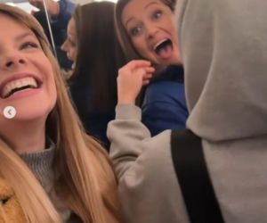 Na sygnale na planie. Sonia (Natalia Rewińska), Basia (Anna Wysocka-Jaworska)