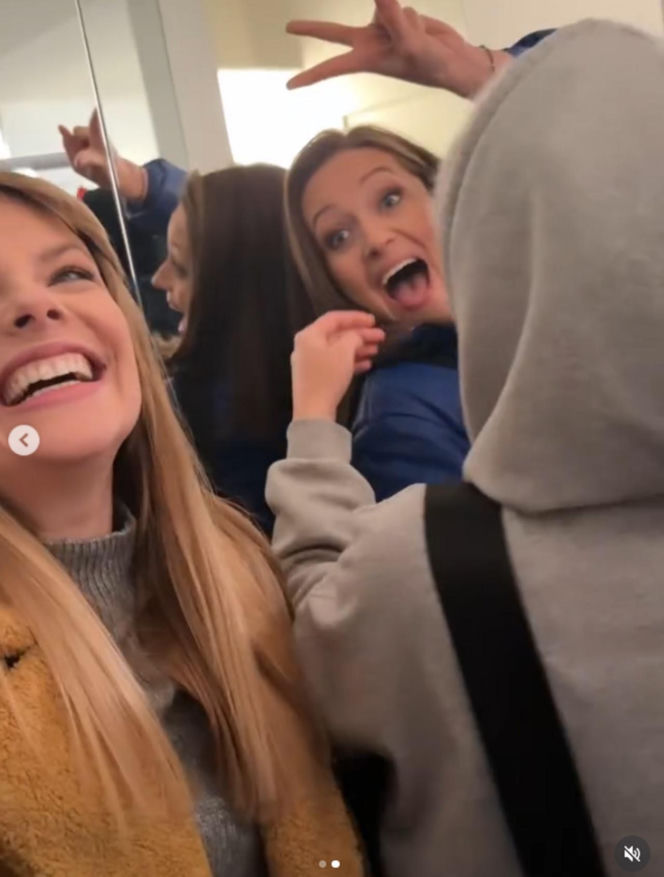 Na sygnale na planie. Sonia (Natalia Rewińska), Basia (Anna Wysocka-Jaworska)