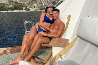 Ronaldo wydaje krocie na ukochaną! Od tej sumy robi się słabo, tyle kosztował pierścionek Georginy | Euro 2021