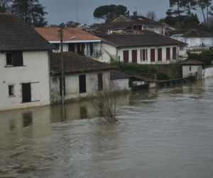 Alarm związany z powodzią we Francji. Tysiące domów bez prądu, ewakuacje mieszkańców